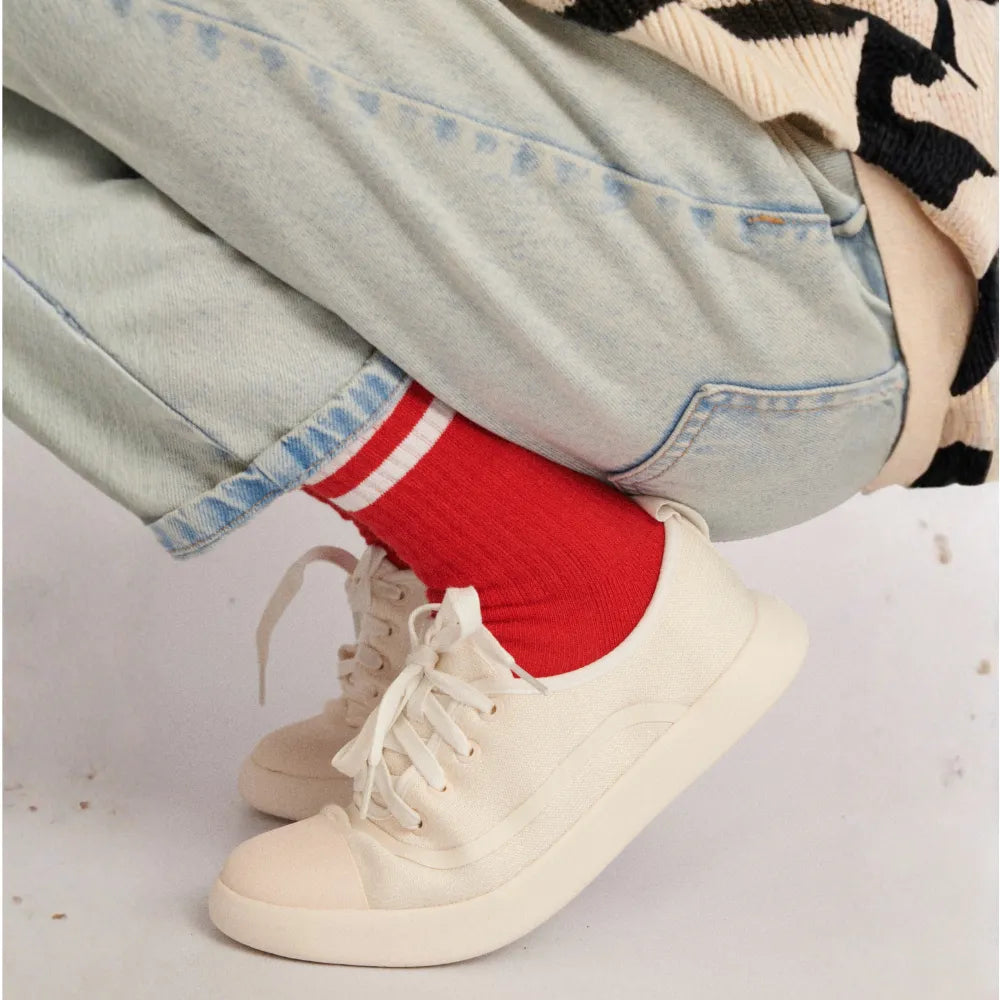 Person wearing a Juntos white sneakers
